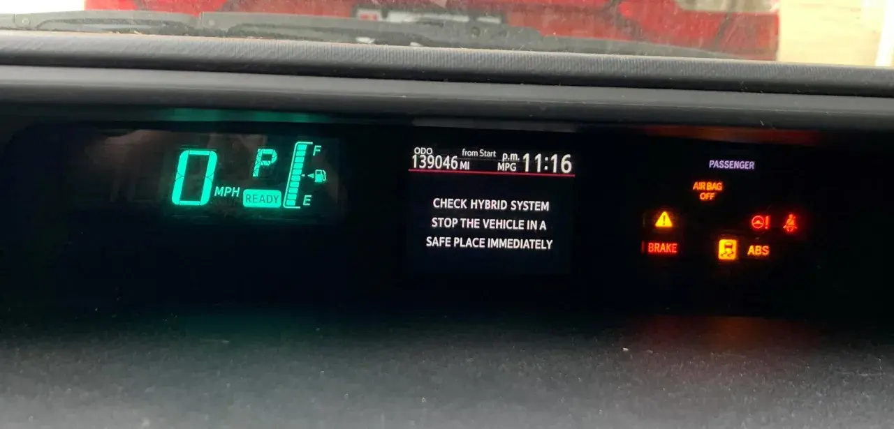 Na desce rozdzielczej świeci się komunikat "CHECK HYBRID SYSTEM STOP THE VEHICLE IN A SAFE PLACE IMMEDIATELY".