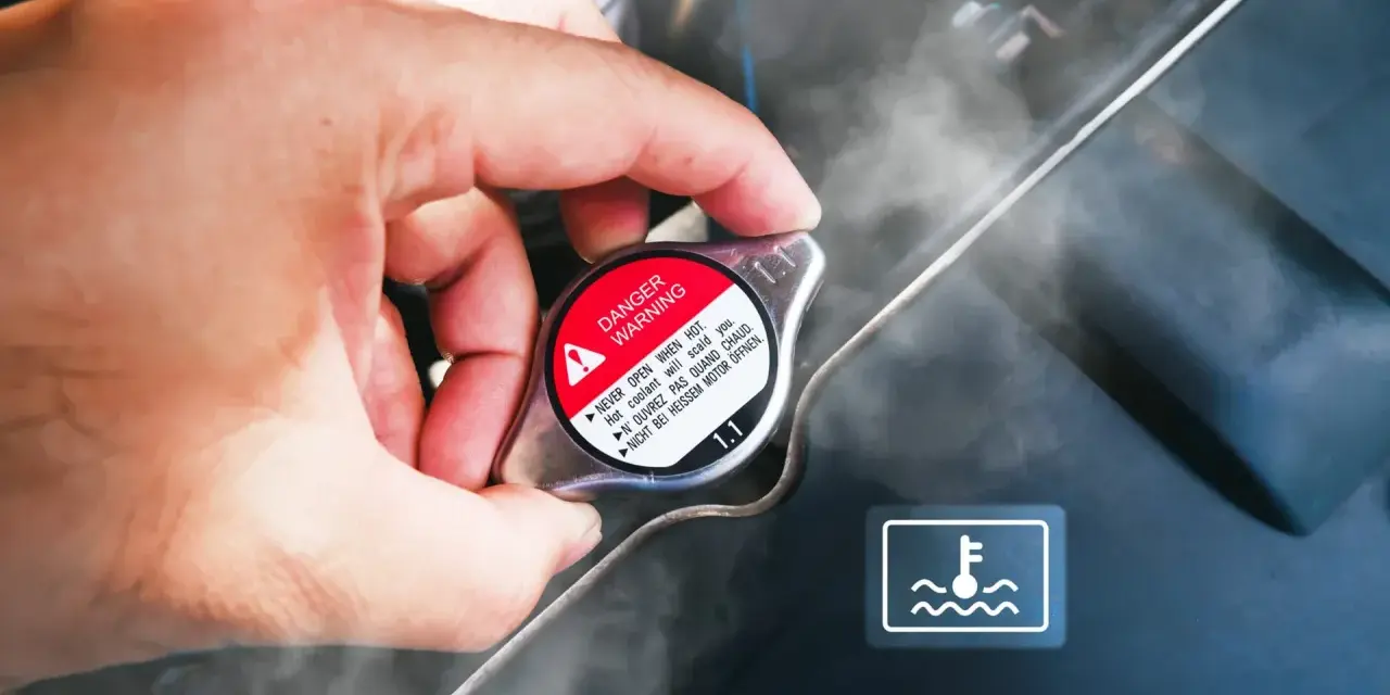 Dłoń dotyka gorącego korka chłodnicy, z którego unosi się para. Widoczny symbol ostrzegawczy i napis "DANGER WARNING". Kuhlmittel stand jest wysoki.