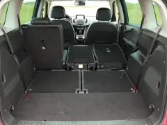 Opel Zafira A wymiary bagażnika: złożone fotele tworzą płaską przestrzeń, idealną na bagaże.