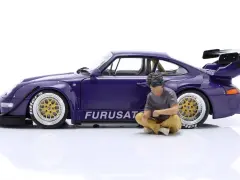 Figurka Nakai San siedzi obok fioletowego Porsche z napisem "Furusato" na progu.