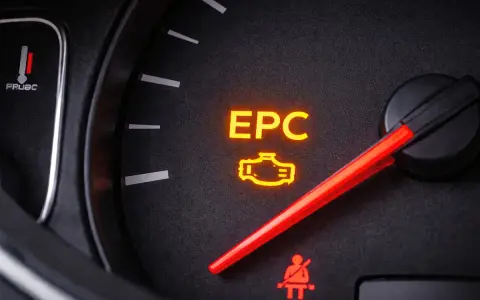 Świecąca kontrolka EPC na desce rozdzielczej Volkswagena. Czas sprawdzić, co się dzieje z silnikiem.