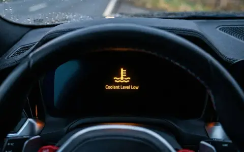 Kontrolka płynu chłodniczego BMW E46 świeci się na pomarańczowo, informując o niskim poziomie płynu.