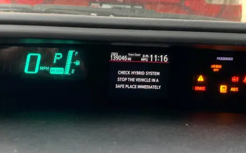 Na desce rozdzielczej świeci się komunikat "CHECK HYBRID SYSTEM STOP THE VEHICLE IN A SAFE PLACE IMMEDIATELY".
