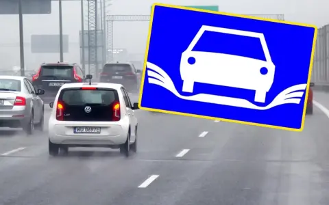 Na drodze mokry ruch, znak ostrzega przed aquaplaningiem. Wegfahrsperre aktiv, bo woda na jezdni może spowodować utratę kontroli.