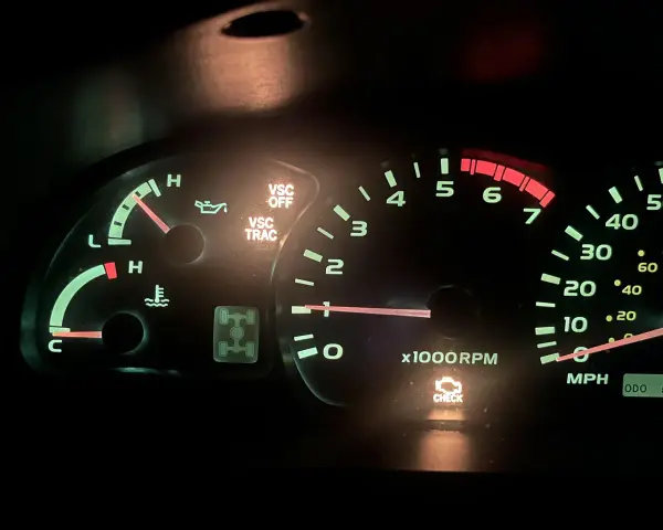 Kontrolka "CHECK ENGINE" świeci, a system VSC jest wyłączony. Wskaźniki paliwa i temperatury w normie.