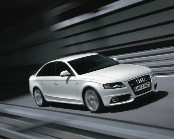 Białe Audi A4 B8 2.0 TDI 143KM w ruchu, z widocznymi felgami i grillem.
