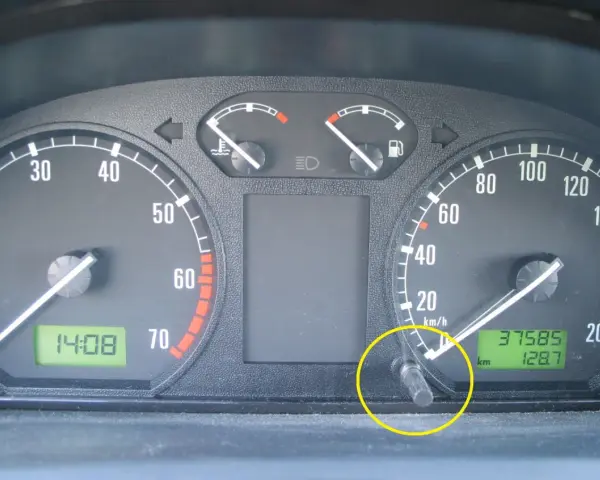 Przycisk do kasowania przeglądu Skoda Octavia 3. Widoczny licznik kilometrów i obrotomierz.