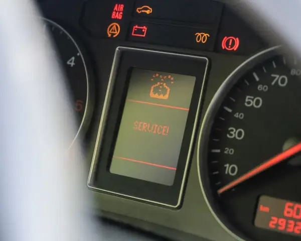 Na desce rozdzielczej Audi A3 8P świeci się kontrolka "SERVICE!", sygnalizując potrzebę przeglądu.