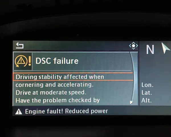 Komunikat DTC BMW E90: awaria DSC, stabilność jazdy ograniczona. Silnik zredukowany.