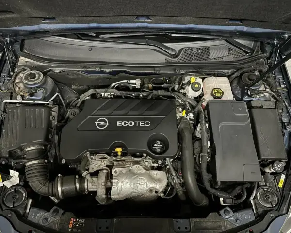 Silnik Opel Insignia 2.0 CDTI, gotowy do wymiany oleju. Widoczna osłona Ecotec i turbosprężarka.