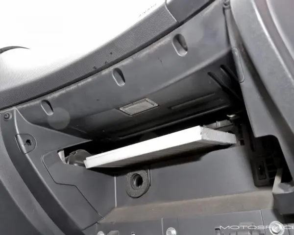Nowy filtr kabinowy Audi A3 8P znajduje się w schowku pasażera, gotowy do wymiany.