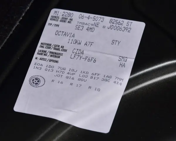 Naklejka z danymi pojazdu, w tym kod silnika po VIN: Octavia, 110kW A7F, CZDA.