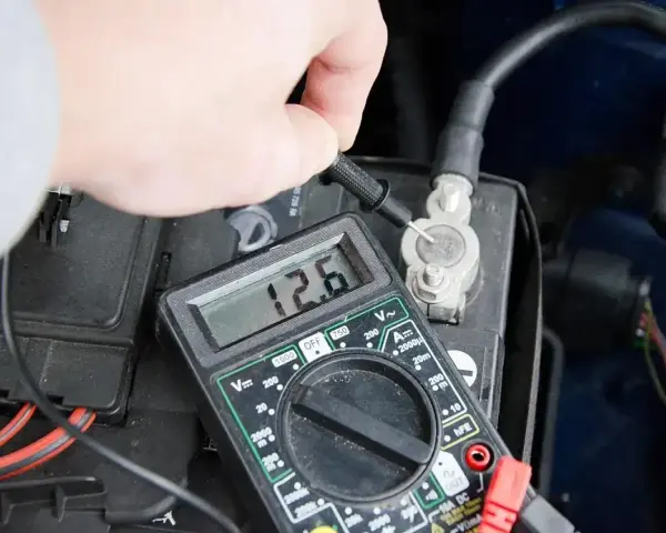 Multimetr pokazuje 12.6V, co jest dobrym wynikiem. Tak sprawdzisz stan akumulatora domowym sposobem.