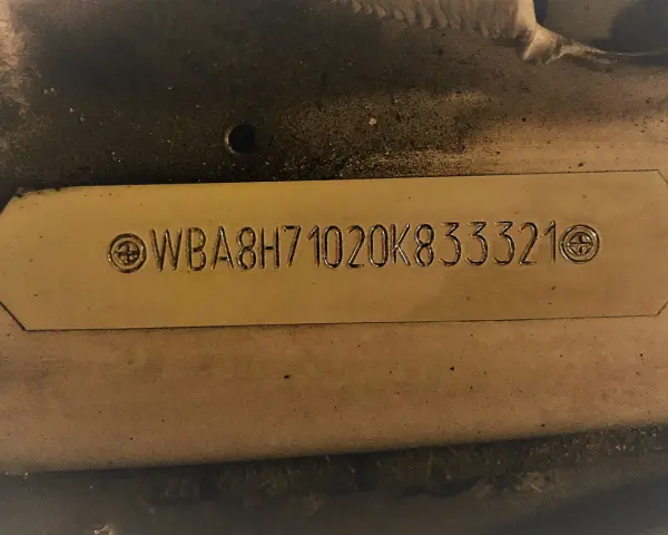 Tabliczka z numerem VIN BMW: WBA8H71020K833321. Pozwala sprawdzić wyposażenie BMW po VIN.