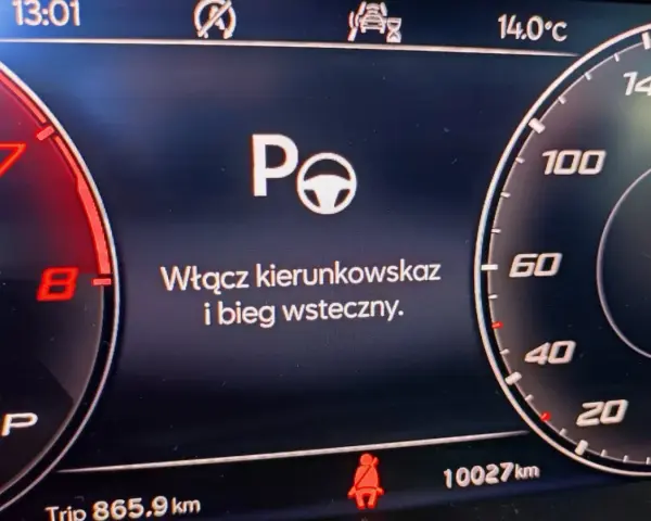 Asystent parkowania sugeruje włączenie kierunkowskazu i biegu wstecznego.