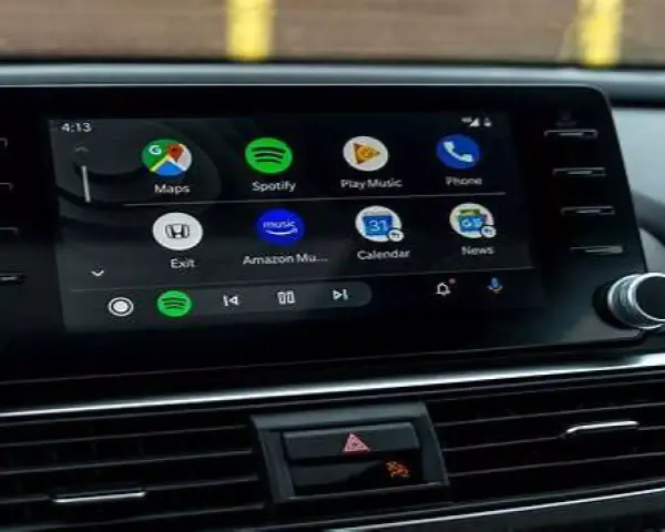 Ekran samochodu z Android Auto, pokazujący ikony Map, Spotify, Muzyki i Telefonu. Połączenie przez android auto bluetooth ułatwia dostęp do aplikacji.
