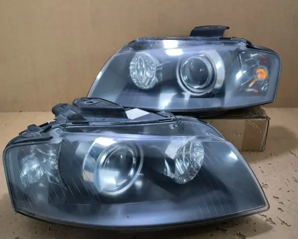Dwa reflektory Audi A3 8P przód, gotowe do wymiany żarówki.