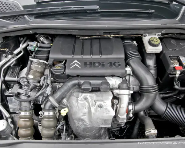 Silnik Citroen C4 1.6 HDI. Zawór EGR znajduje się pod osłoną silnika, po lewej stronie, blisko turbosprężarki.