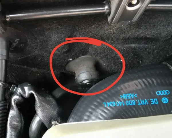 Czujnik ESP Audi A4 B6 znajduje się pod dywanikiem, blisko węży.