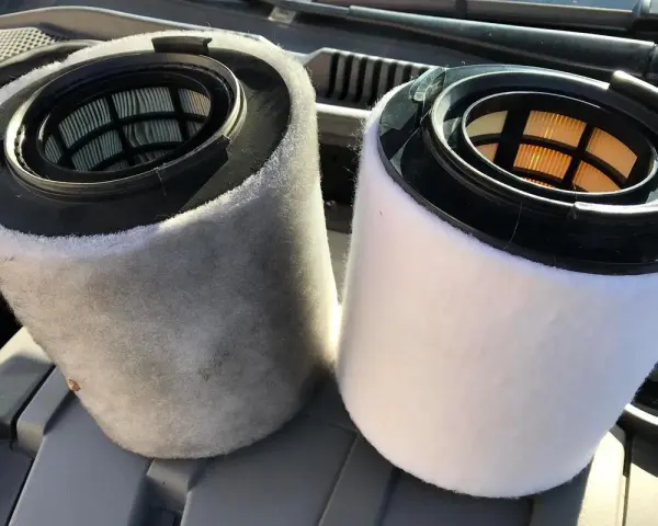Stary i nowy filtr kabinowy Audi A4 B8. Wymiana filtra kabinowego to prosty sposób na świeże powietrze w aucie.