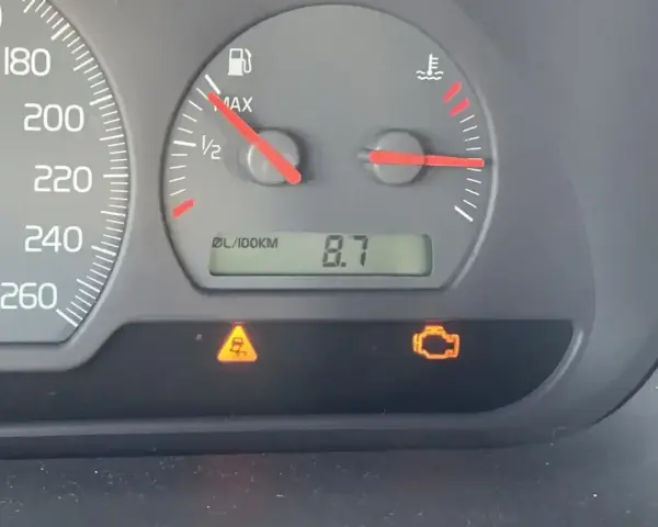 Na desce rozdzielczej świecą się kontrolki TCS i silnika. Spalanie 8.7l/100km.