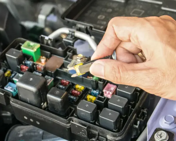 Wymiana bezpiecznika w Audi A3 8P. Opis bezpieczników pomoże Ci zlokalizować ten właściwy.