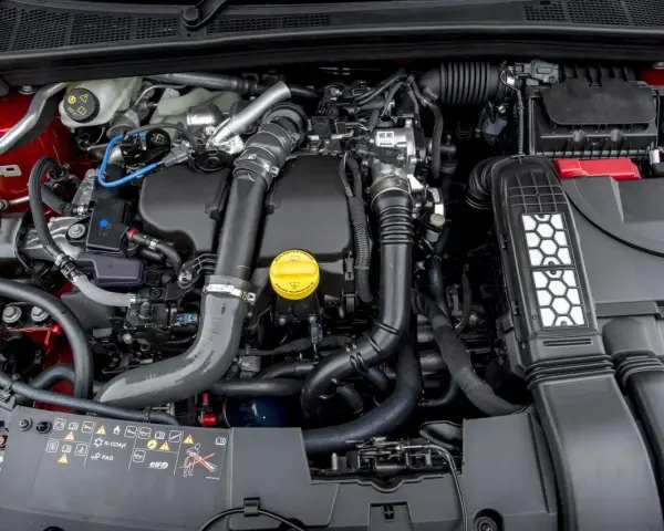 Silnik Renault Megane 4 1.5 dCi. Gdzie jest filtr paliwa? Szukaj go w okolicach pompy wtryskowej, pod osłonami.