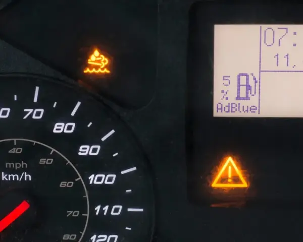 Na desce rozdzielczej Audi Q5 świeci się kontrolka AdBlue, wskazując niski poziom płynu. Czas sprawdzić, jak uzupełnić AdBlue.