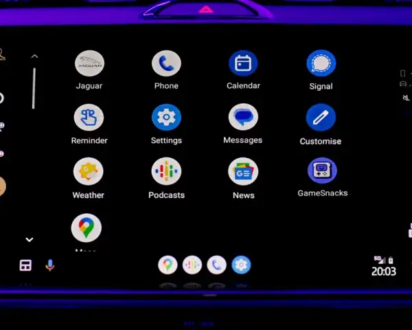 Ekran systemu Jaguar z ikonami: Jaguar, Telefon, Kalendarz, Sygnał, Przypomnienie, Ustawienia, Wiadomości, Dostosuj, Pogoda, Podcasty, Wiadomości, GameSnacks. Nawigacja jest niedostępna w tym systemie.