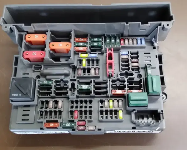 Skrzynka bezpieczników BMW E87. Opis bezpieczników i przekaźników w module sterującym.