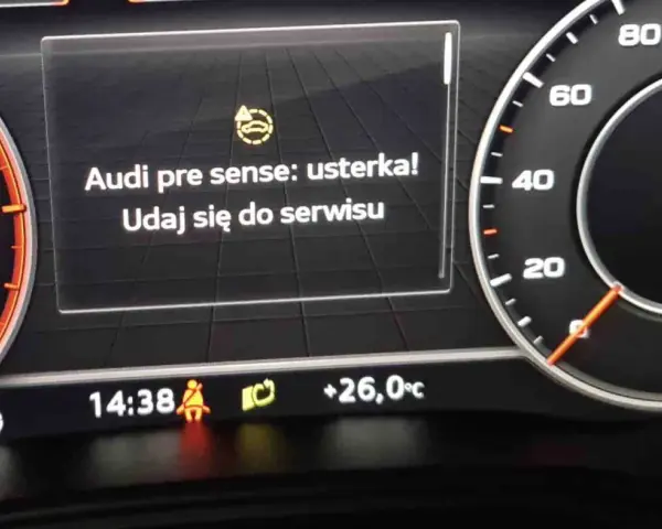 Na desce rozdzielczej Audi komunikat "Audi pre sense: usterka! Udaj się do serwisu" informuje o awarii systemu.