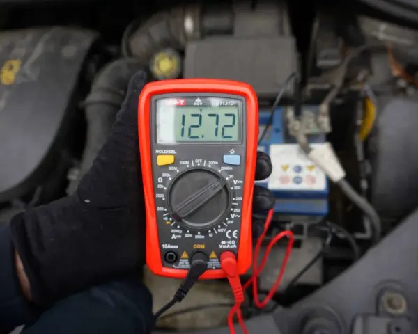 Multimetr pokazuje 12.72V, co sugeruje, że akumulator nie trzyma napięcia. Czas na wymianę.