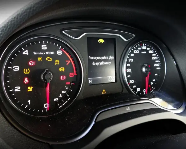 Kontrolki Audi A3: świeci się kontrolka płynu do spryskiwaczy i inne ostrzeżenia.