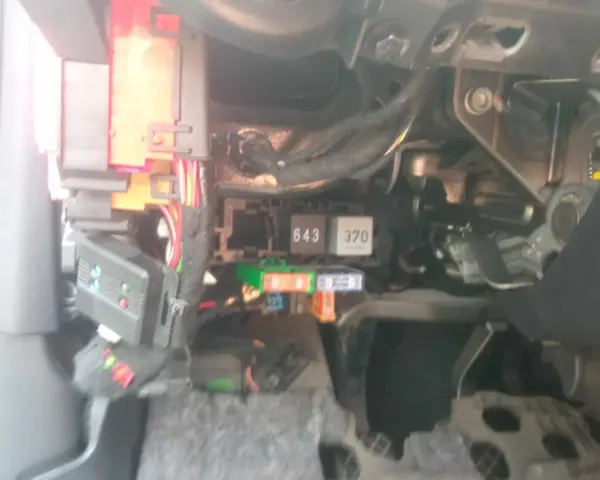 Audi A4 B8 bezpieczniki opis. Widok na skrzynkę bezpieczników i przekaźników pod deską rozdzielczą.