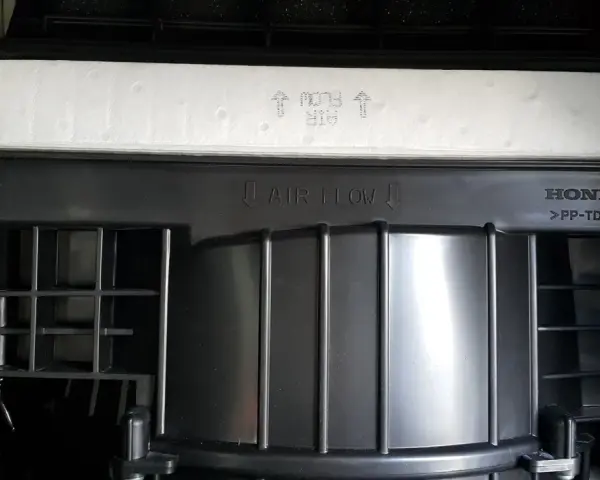 Filtr kabinowy Honda z oznaczeniem "AIR FLOW" zamontowany odwrotnie.