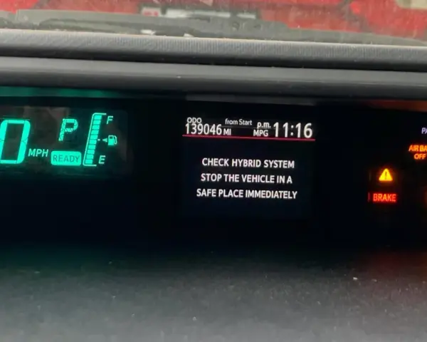 Na desce rozdzielczej świeci się komunikat "CHECK HYBRID SYSTEM STOP THE VEHICLE IN A SAFE PLACE IMMEDIATELY".