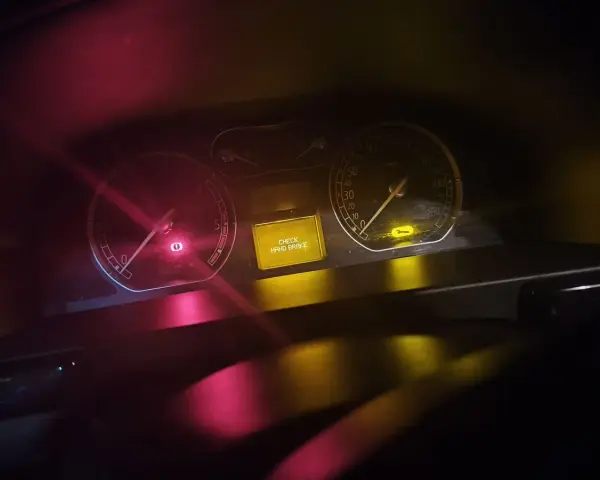 Na desce rozdzielczej Laguny 3 świeci się kontrolka "CHECK HAND BRAKE".