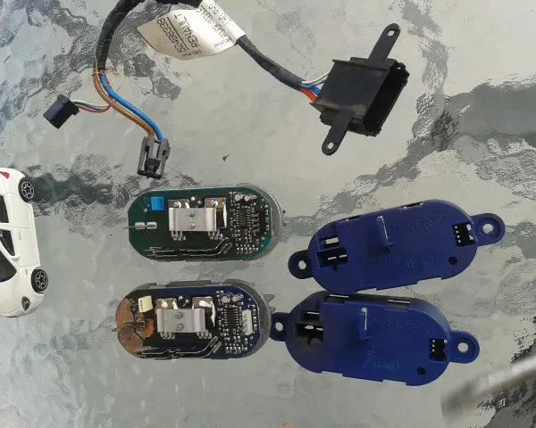 Rezystor dmuchawy do Volvo XC60, gdzie jest? Dwa moduły sterujące nawiewem, jeden spalony, z wiązką przewodów i złączem.