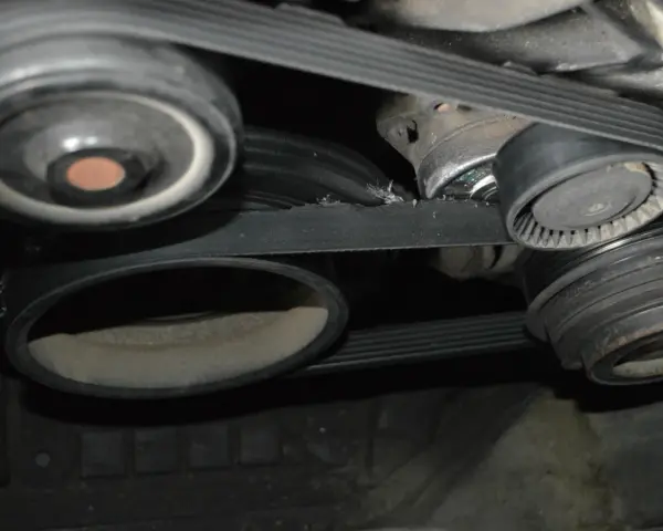 Uszkodzony schemat paska klinowego Mercedes 2.2 CDI. Widać luźne włókna i przetarcia na pasku.