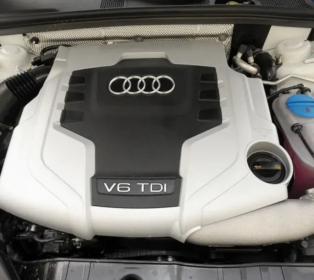 Silnik V6 TDI w Audi A4 B8. Zastanawiasz się, jaki silnik wybrać? Ten potężny diesel to moc i oszczędność.