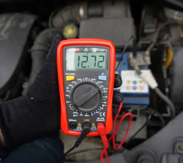 Multimetr pokazuje 12.72V, co sugeruje, że akumulator nie trzyma napięcia. Czas na wymianę.