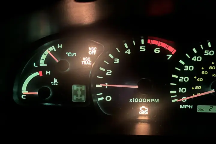 Kontrolka "CHECK ENGINE" świeci, a system VSC jest wyłączony. Wskaźniki paliwa i temperatury w normie.