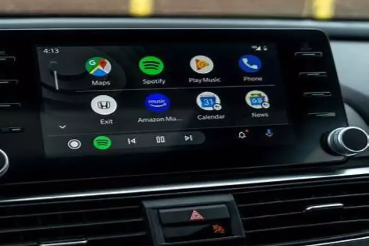 Ekran samochodu z Android Auto, pokazujący ikony Map, Spotify, Muzyki i Telefonu. Połączenie przez android auto bluetooth ułatwia dostęp do aplikacji.