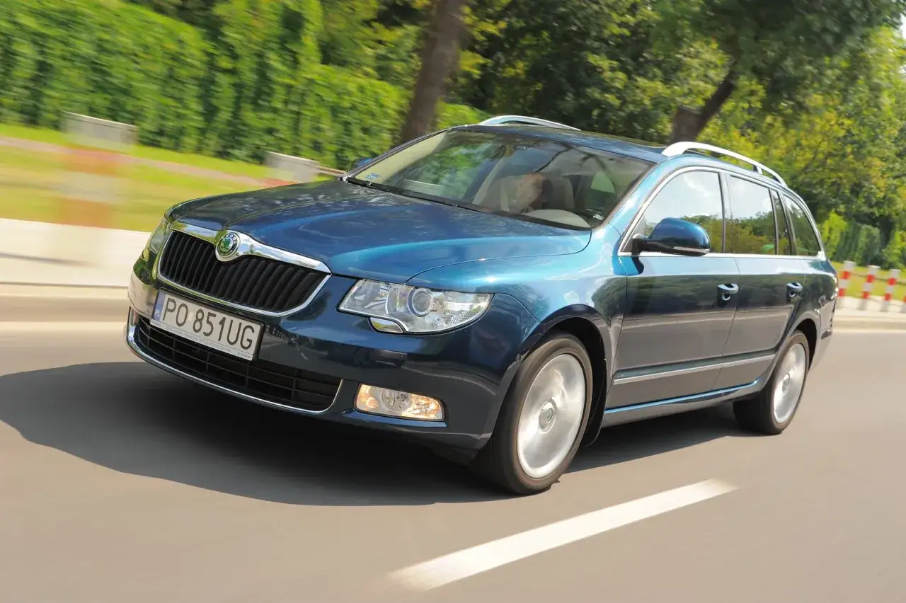 Niebieska Skoda Superb 2 kombi w ruchu. Może to być pomocne przy wymiana żarówki skoda superb 2.