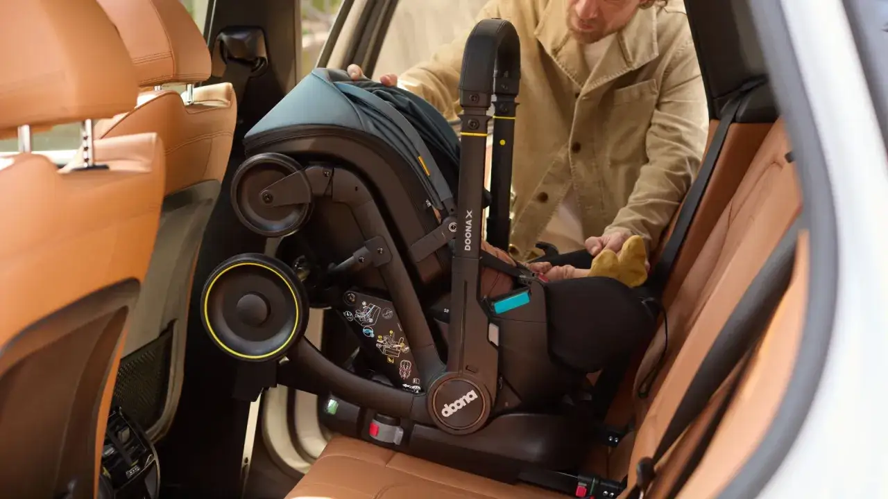 Wygodne i bezpieczne podróżowanie z dzieckiem dzięki systemowi isofix w samochodzie. Fotelik Doona X gotowy do drogi.