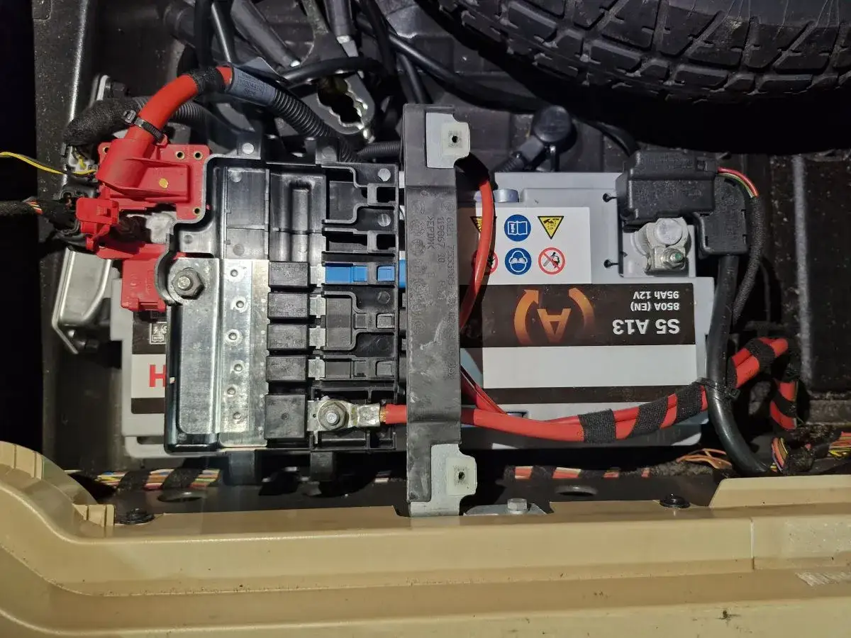 Rozpiska bezpieczników BMW X5 E70. Akumulator S5 A13 95Ah 12V.