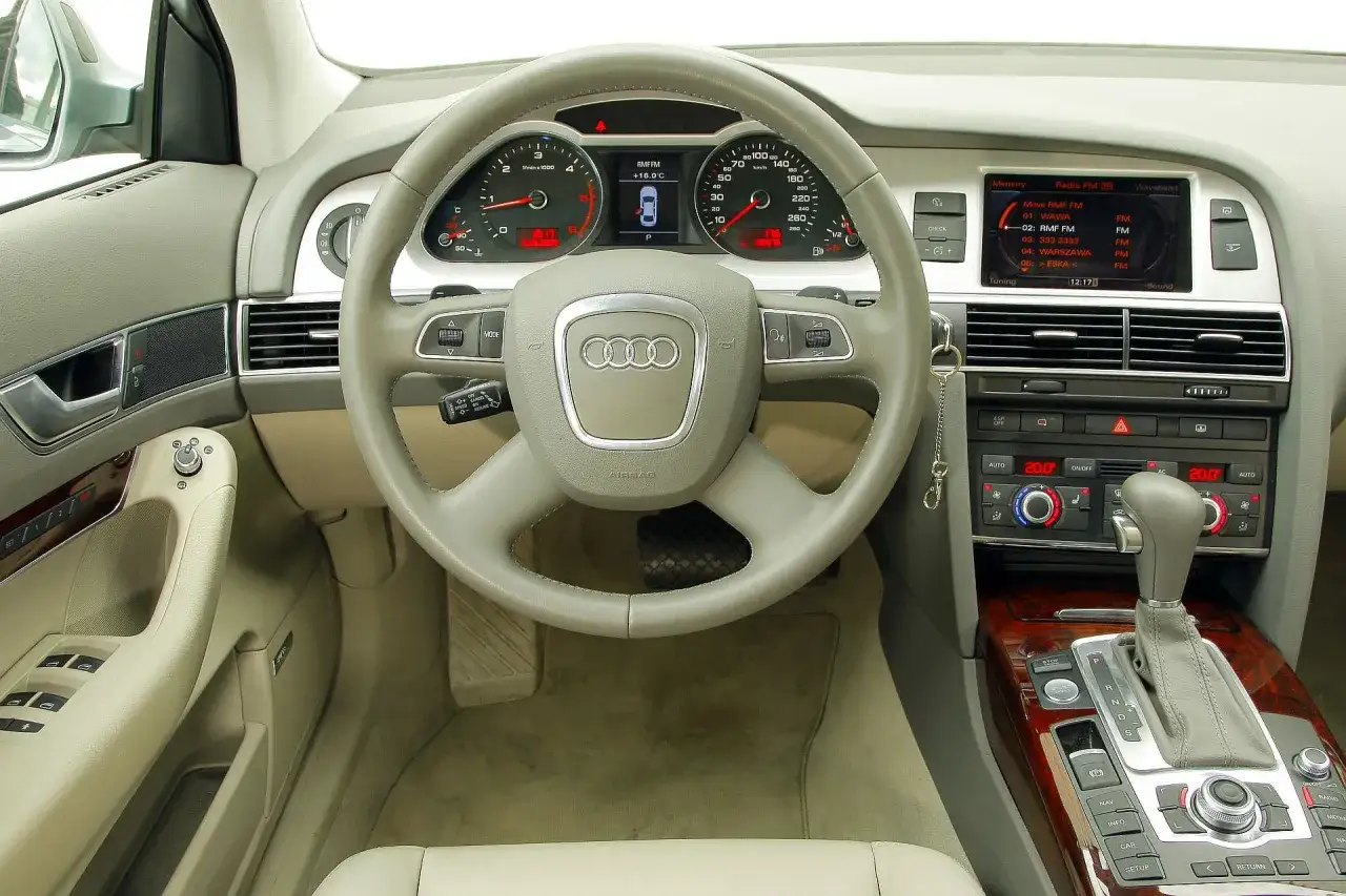 Wnętrze Audi A6 C7. Zastanawiasz się, audi a6 c7 jaki silnik wybrać? Tutaj znajdziesz odpowiedź.