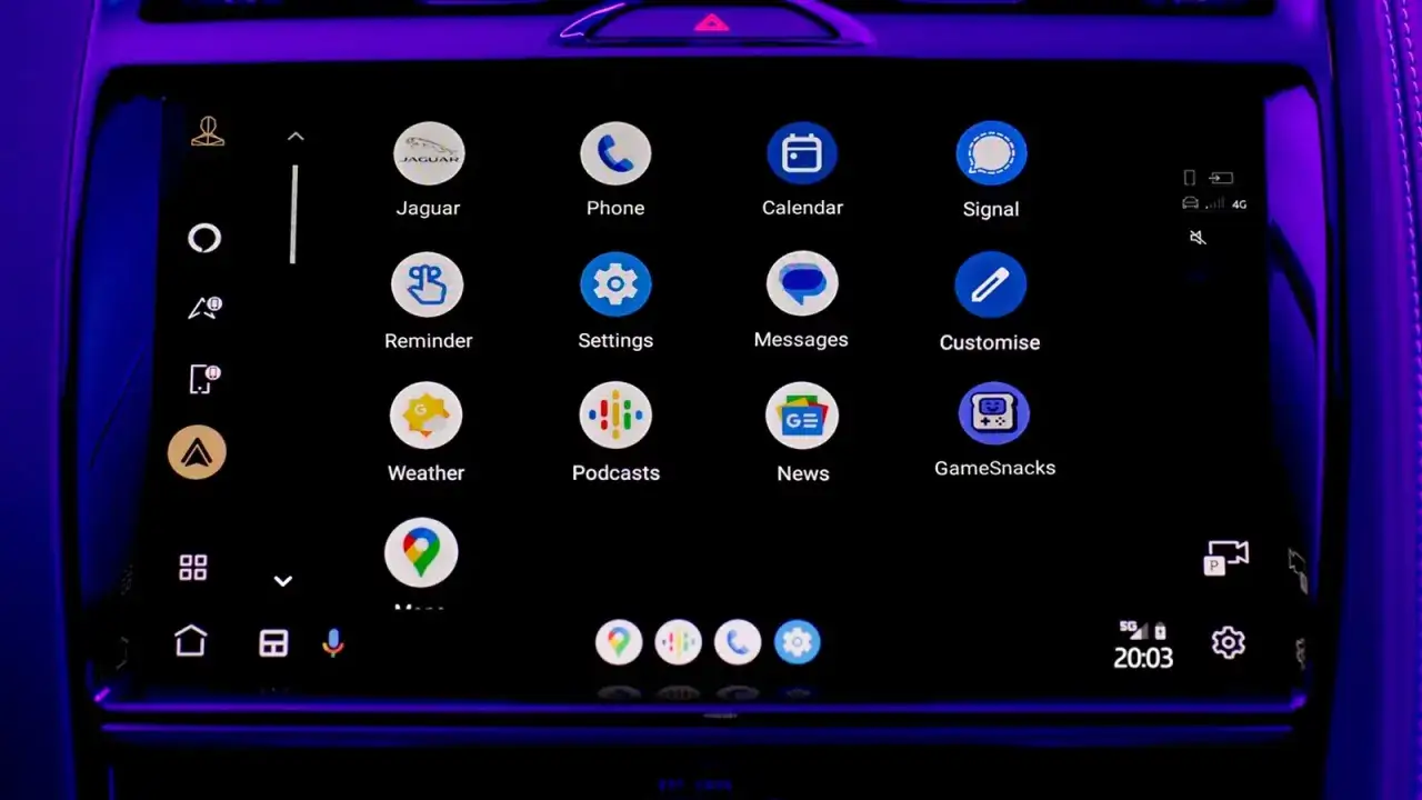 Ekran systemu Jaguar z ikonami: Jaguar, Telefon, Kalendarz, Sygnał, Przypomnienie, Ustawienia, Wiadomości, Dostosuj, Pogoda, Podcasty, Wiadomości, GameSnacks. Nawigacja jest niedostępna w tym systemie.