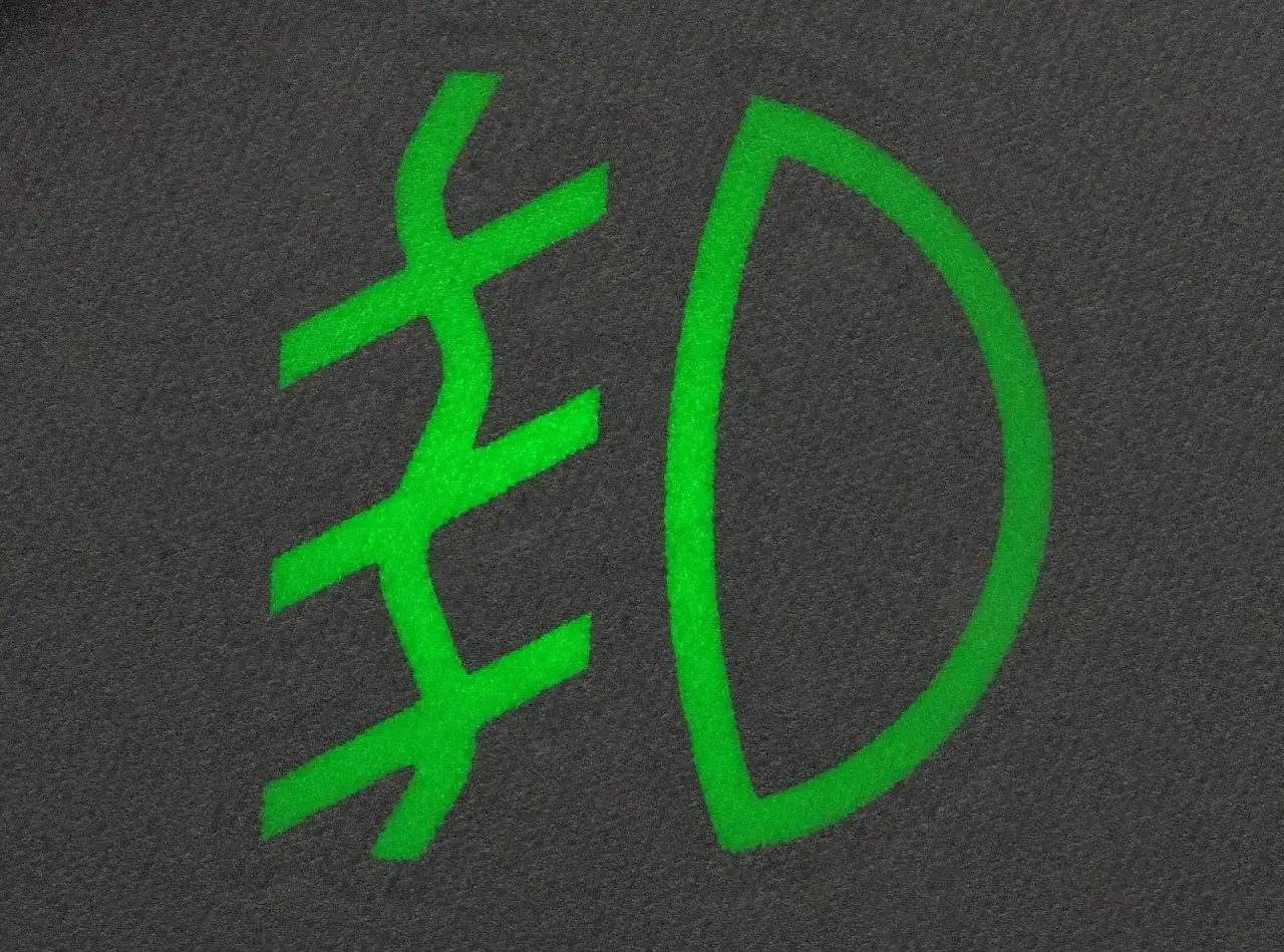 Zielony symbol przeciwmgielne tylne na ciemnym tle.