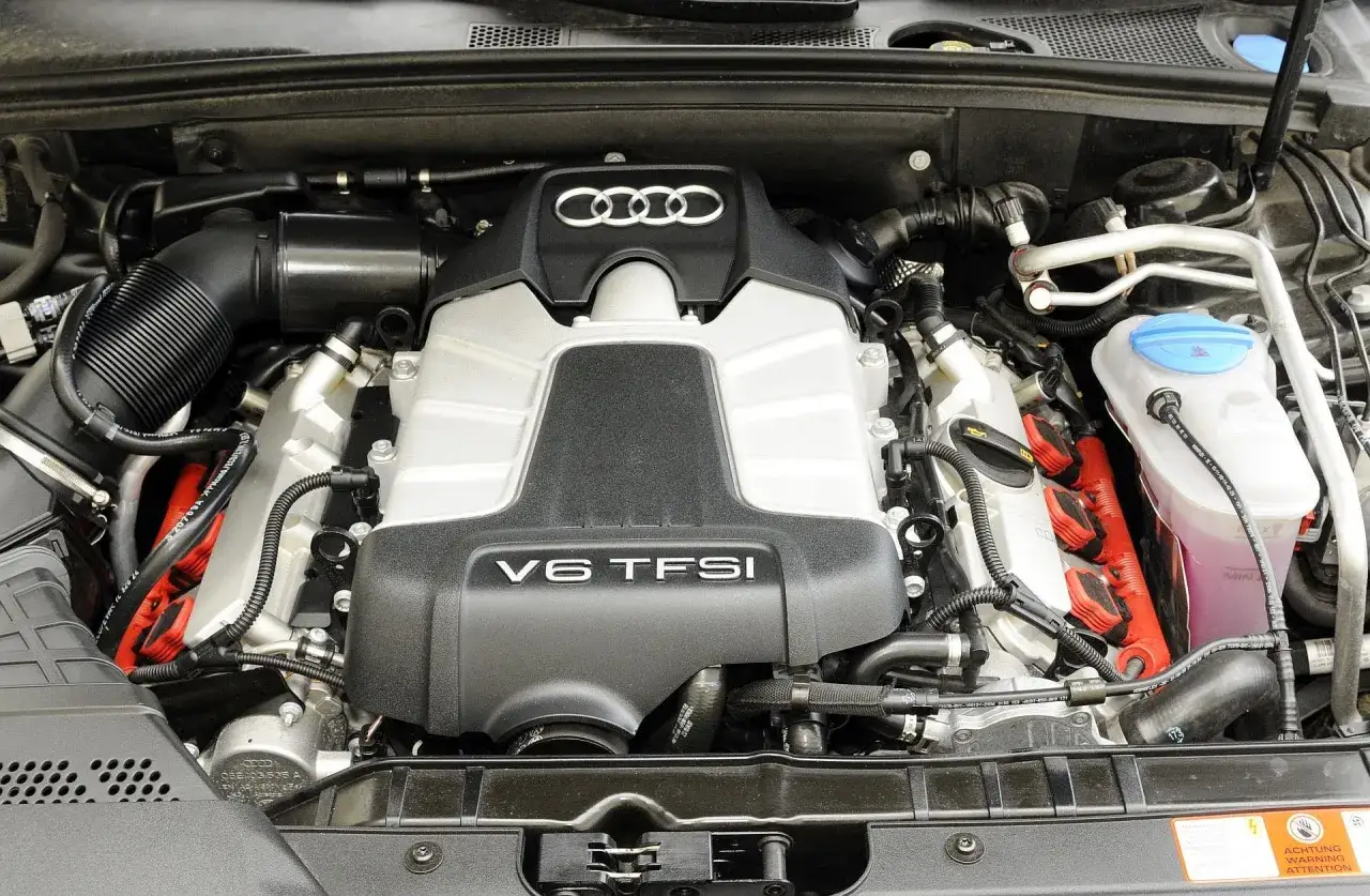 Audi A4 B8 jaki silnik wybrać? Silnik V6 TFSI z widocznymi cewkami zapłonowymi.